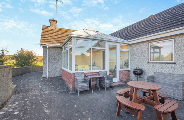 Situated with surrounding countryside views in a peaceful area, a welcoming cottage awaits.