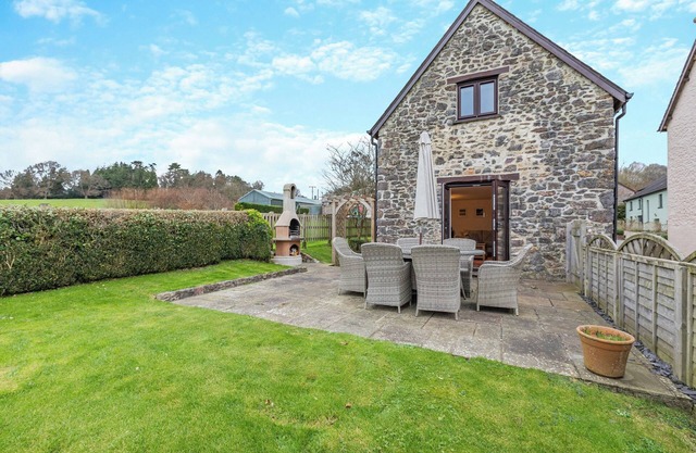 Woodpecker Barn is a charming three-bedroom holiday home in Ipplepen, sleeping up to seven guests.