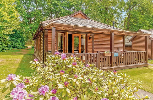 Superb lodge with one master double with en suite shower, one double and one twin.