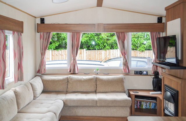 A comfortable and spacious static caravan in Witham Bank with excellent amenities on-site.