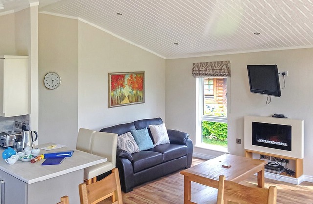 Contemporary and stylish lodge with one double with en suite shower and two twin.