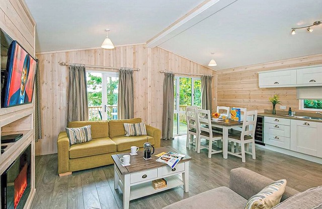 Spacious and contemporary lodge with one double with en suite shower and two twin.