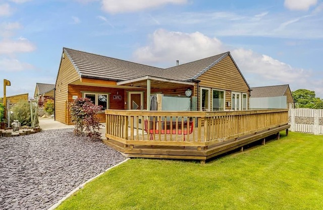 Superb lodge with one master double with en suite shower, one double and one twin.