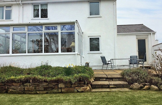 Great property in a brilliant holiday location within walking distance of the beach and amenities.