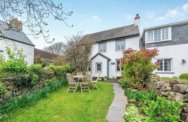 This pretty Pembrokeshire holiday cottage is located near the charming coastal villages of St.