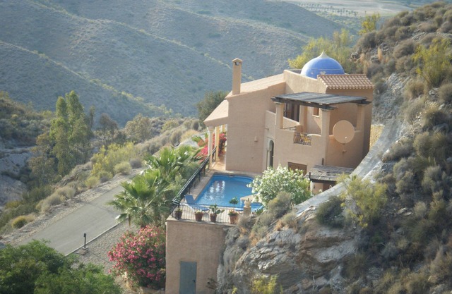 Villa Andalouse 3 chambres avec piscine privée, calme, isolée à 15 mn de la mer