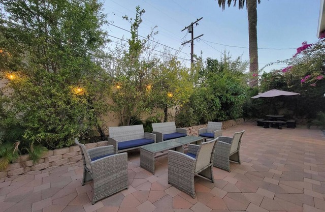 3 bedroom apartment near MrC with patio area 5 minutes to Rodeo Drive, Wi-Fi, TV
