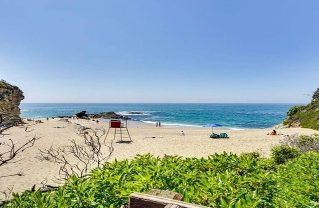 3-bedroom apartment in fabulous Laguna Beach with AC, fitness room, WiFi