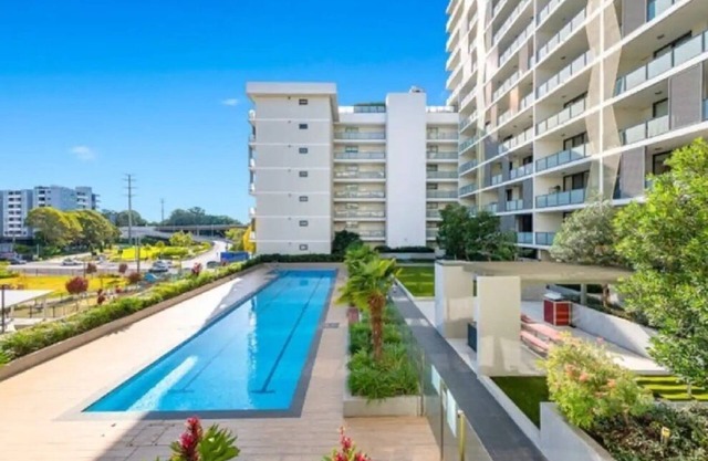 3 bedroom apartment in HomebushnEntire rental unit in Homebush with an open view