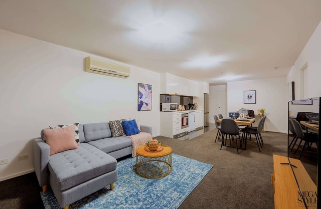 3-Bedroom Apartment near Crown Casino & Eureka Tower w/ Parking, Gym, & Pool
