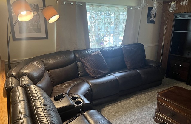 3 Bedroom Apartment next to the Commuter Rail
