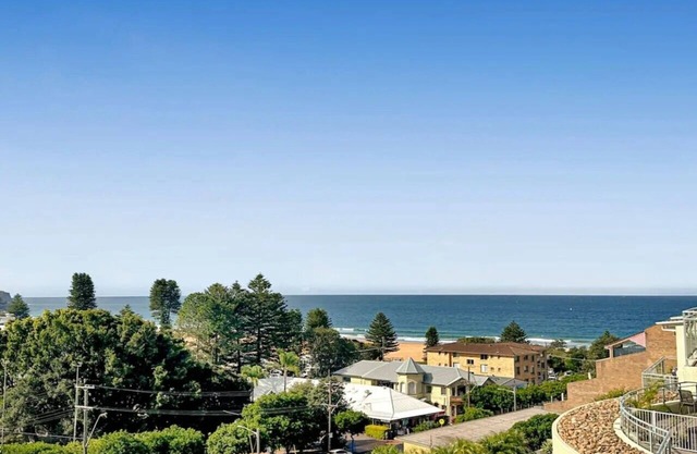 3 bedroom Avoca Beach apartment with pool. Sleeps 8. 250m from the beach