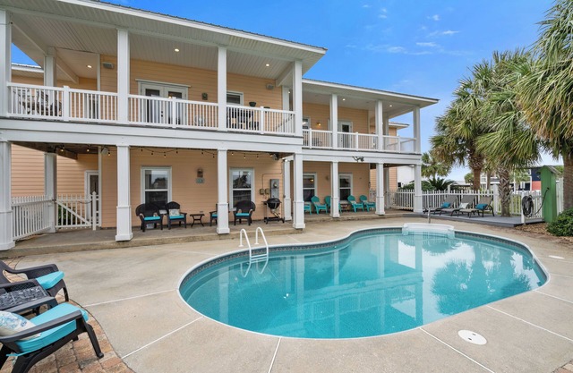 Bienvenue chez vous! Parking devant la porte, pas d'ascenseurs. Piscine privée