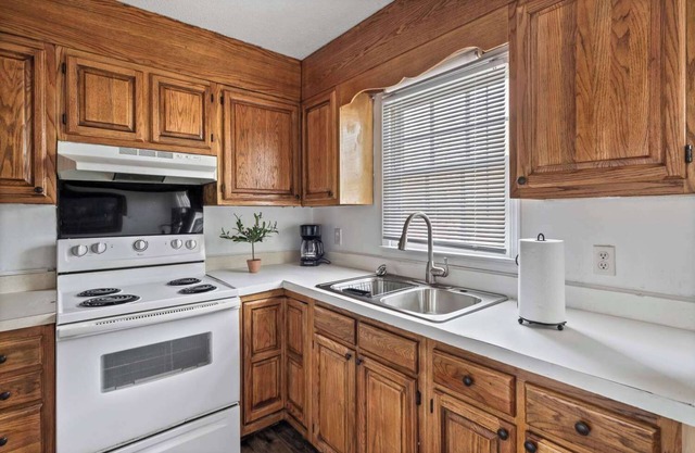 3-bedroom building in delightful Greensboro with AC, WiFi. Enjoy your stay