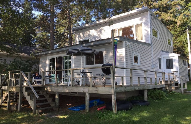 Cabine spacieuse de 3 chambres sur le lac Long, à quelques pas de l'eau