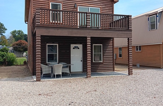 3-bedroom cabin on Lake Erie, second floor balcony and great views of Lale Erie.