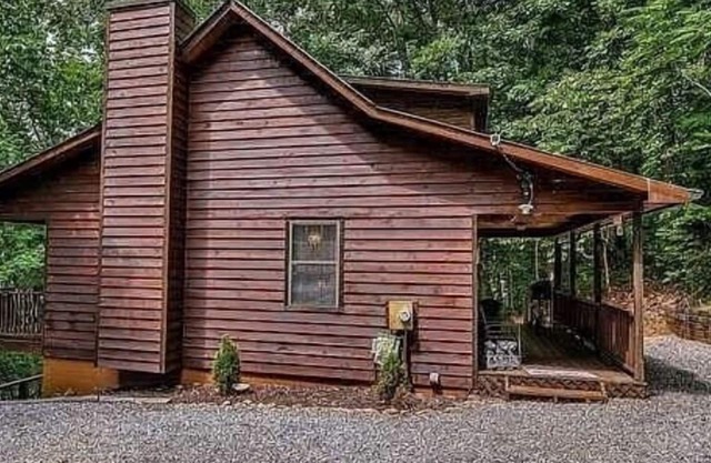 3-bedroom cabin on mountain in serene Young Harris GA with hot tub.