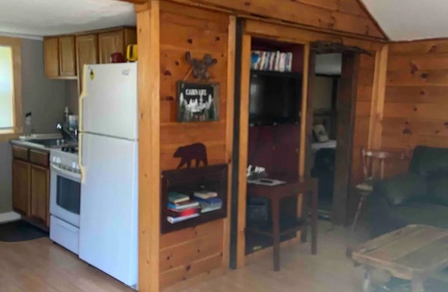 3-bedroom cabin with AC and WiFi in welcoming Carroll NH