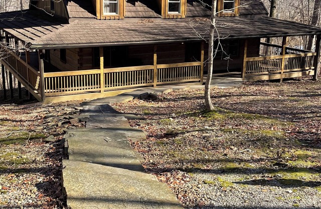 4-bedroom cabin in lovely Eddyville with WiFi, AC
