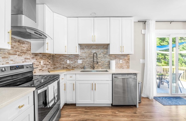 3-bedroom Canary Cottage: King Master - 10 Min from Dtownn