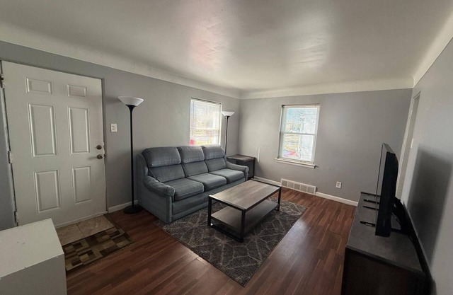 3-bedroom condo in charming Oak Park with WiFi, AC, laundry, garage and basement