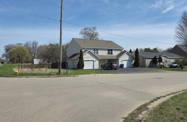 3-bedroom condo in welcoming Holland with AC, fitness room, WiFi