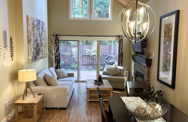 ¡Villa moderna de 3 habitaciones! A pie de Rathtrevor Beach, Pool & Spa en Parksville, BC