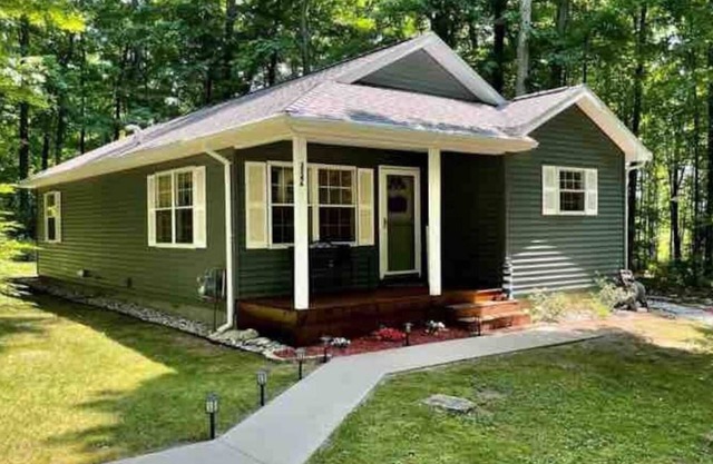 3- Bedroom cottage near Pleasant Lake in Cadillac