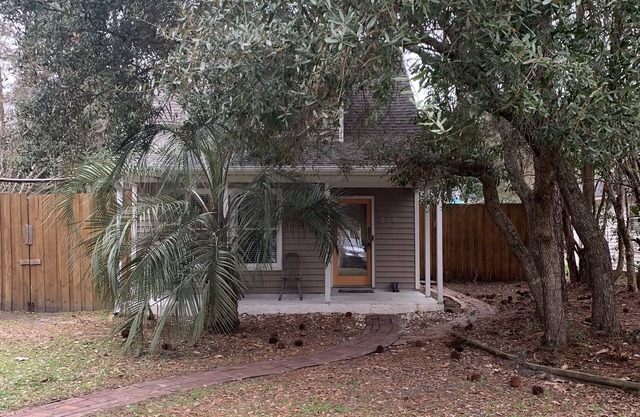 Cozy Cottage w/Hot Tub - 4 miles to Wrightsville Beach