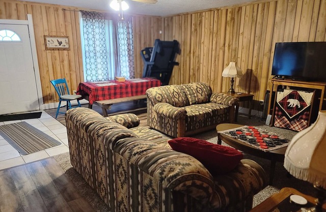 3 Bedroom Country Getaway 7 miles from Marion W/Boat or Trailer Parking