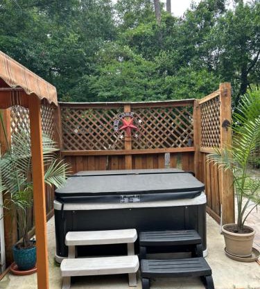3 Bedroom Cozy Cottage with fenced in backyard and hot tub 4 miles to the beach
