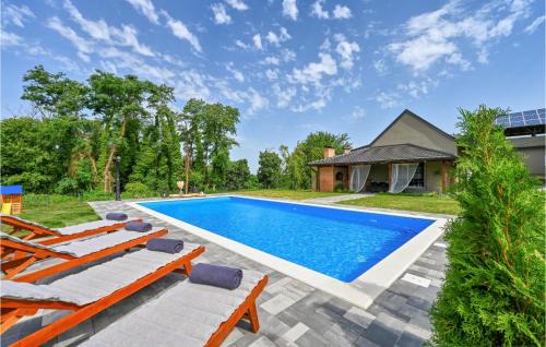 3 Bedroom Cozy Home In Gornje Plavnice