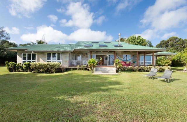 Maison personnalisée de 3 chambres sur un domaine privé luxuriant de 10 acres avec une vue imprenable sur l'océan