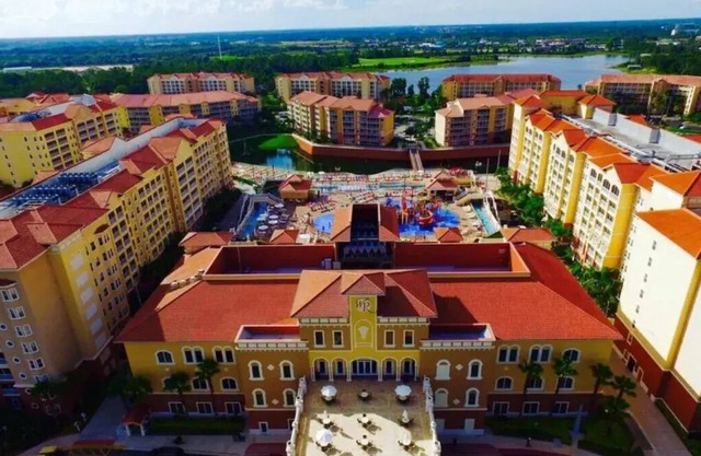 3-bedroom Deluxe Condo at luxury resort with waterpark near theme parks