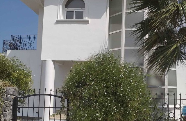 Villa individuelle de 3 chambres avec piscine privée et vue sur la montagne et la mer