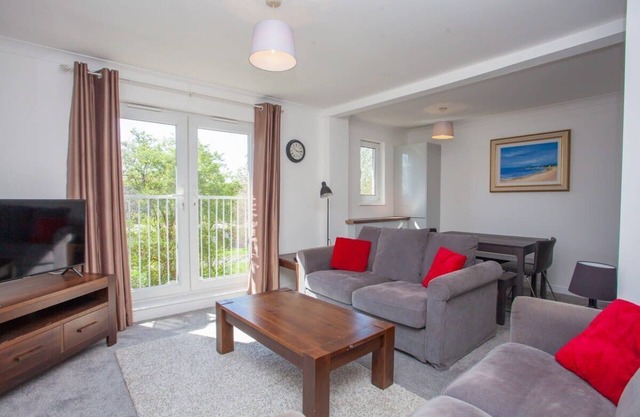 3 Bedroom Duplex with Free Parking