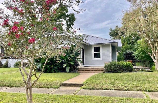 3 bedroom East Hill home 1 block from Bayview Park