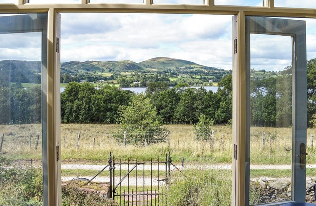 With amazing views onto the lake, this cottage is definitely going to tick the boxes.