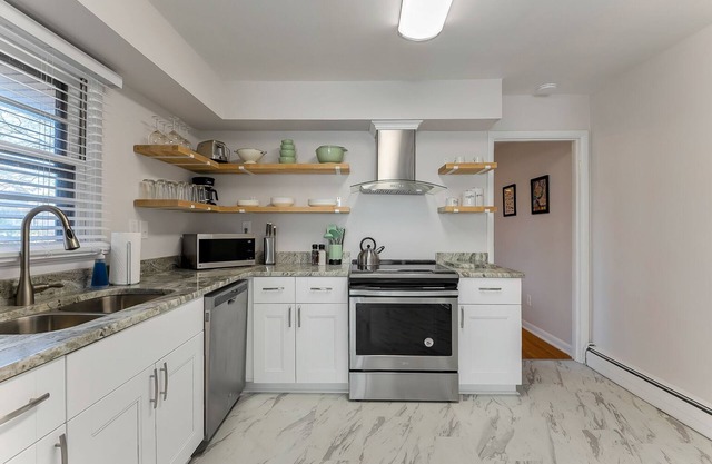 3 Bedroom Gem Next to ORF! Central Hampton Roads! 3 BR 2 BA + WIFI