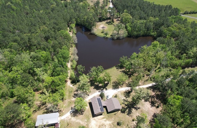 3-bedroom Hickory Hill Lodge on a Lake, Sleeps 10, Extra Living Space 2 Kitchens