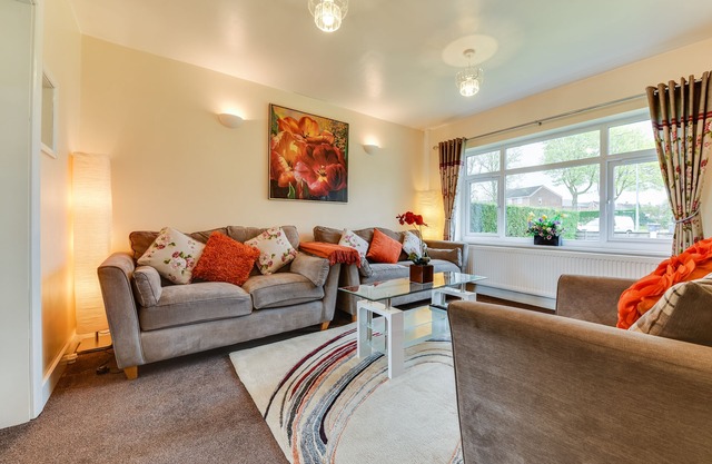 3 Bedroom Home. Home Working. Free Parking. Garden. Wigan