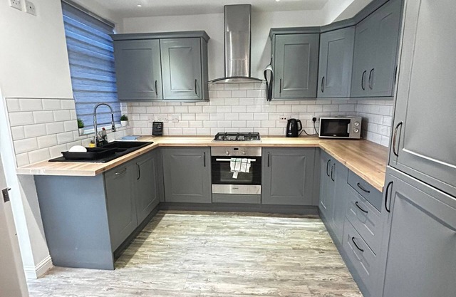 3 Bedroom Home in Manchester - Near Etihad Stadium - Close To The City