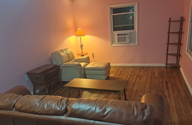 3 Bedroom Home Located 5-10 mins From Many Beaches and Outlet Shopping Centers