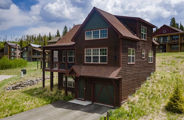 Spacious 3 bedroom home, mt views, pet friendly, outdoor fireplace