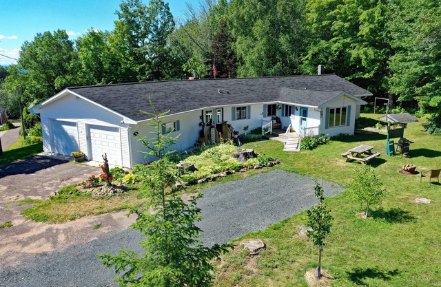 3 bedroom home sleeps 6, 2 baths, Lake Views, Spacious Grounds, Walk Downtown