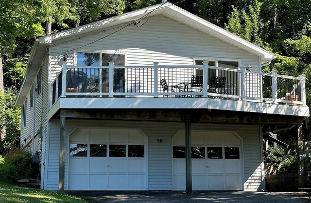 3 Bedroom home w/ lake and mountain views near skiing, and cultural attractions!