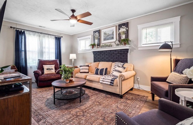 3 Bedroom Home, Walk to Lake Erie