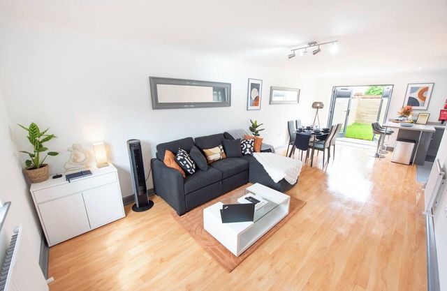 3BR House, 2 FreeParking, Fibre-Fast WiFi, Colchester