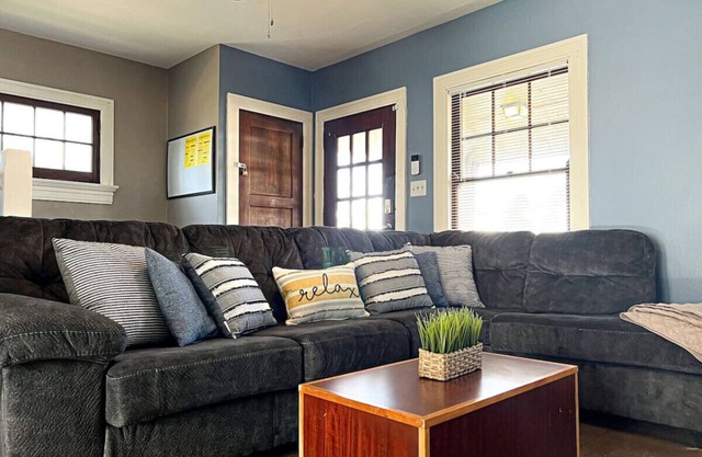 3 Bedroom House, 7 Beds, Sleeps 10, Dayton