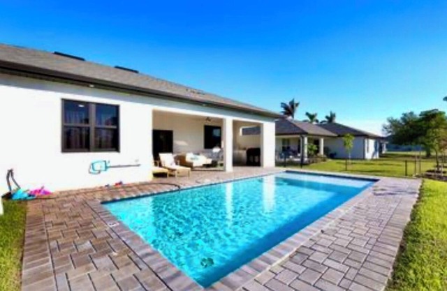 3-bedroom house and small game room in fabulous Cape Coral with AC, WiFi